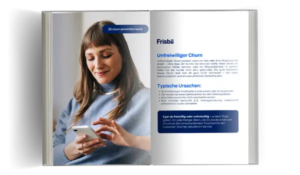 Unfreiwilliger Churn
Typische Ursachen:
Unfreiwilliger Churn passiert, wenn ein Abo oder eine Mitgliedschaft
endet – ohne dass der Kunde das bewusst wollte. Meist steckt ein
technischer Fehler dahinter oder ein Missverständnis. In solchen
Fällen hat der Kunde nicht aktiv gekündigt. Die gute Nachricht:
Dieser Churn lässt sich oft ganz leicht vermeiden – mit klarer
Kommunikation und ein paar einfachen Stellschrauben.
Eine hinterlegte Kreditkarte wurde ersetzt oder ist abgelaufen
Der Kunde hat einen Zahlendreher bei den Zahlungsdetails
Eine Zahlung konnte nicht verarbeitet werden
Eine wichtige Nachricht (z. B. Vertragsänderung, Unterschrift
erforderlich) wurde übersehen
Egal ob freiwillig oder unfreiwillig – unsere Tipps
geben Dir jede Menge Ideen, wie Du beide Arten von
Churn an den entscheidenden Touchpoints der
Customer Journey reduzieren kannst.